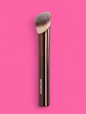 hourglass ambient soft glow foundation brush!